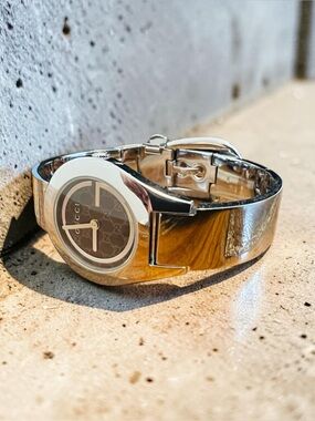 Authentic Gucci 6700L Swiss Black GG Dial Stainless Steel Bangle Watch w/ COA